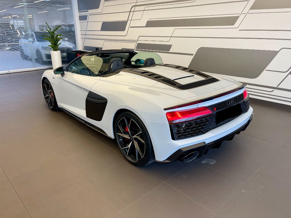 AUDI R8 SPYDER V10 PERFORMANCE | SKLADEM | NOVÉ ČESKÉ AUTO | IHNED K PŘEDÁNÍ | 620 KONÍ | MAX VÝBAVA | ŠEDÁ SUZUKA | KARBON | KERAMICKÉ BRZDY | IHNED K PŘEDÁNÍ | NÁKUP ONLINE | AUTOiBUY.com